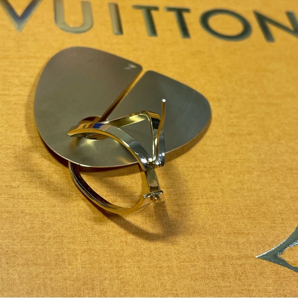 Louis Vuitton Architectural Leaf Single Earring by Nicolas Ghesquière - Picture 14 of 17